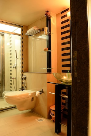 Regadera, amenidades de baño gratuitas, toallas