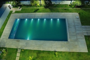 Outdoor pool, pool umbrellas - Queens Inn (Velankanni)