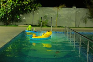 Una piscina al aire libre, sombrillas