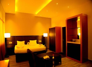 Premium bedding, minibar, in-room safe, desk - Queens Inn (Velankanni)
