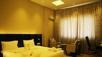 Deluxe kamer, 1 kingsize bed | Luxe beddengoed, een minibar, een kluis op de kamer, een bureau