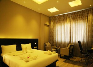 华丽客房, 1 张特大床 | 高档床上用品、迷你吧、客房内保险箱、办公桌