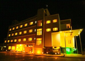 Fassade der Unterkunft – Abend/Nacht