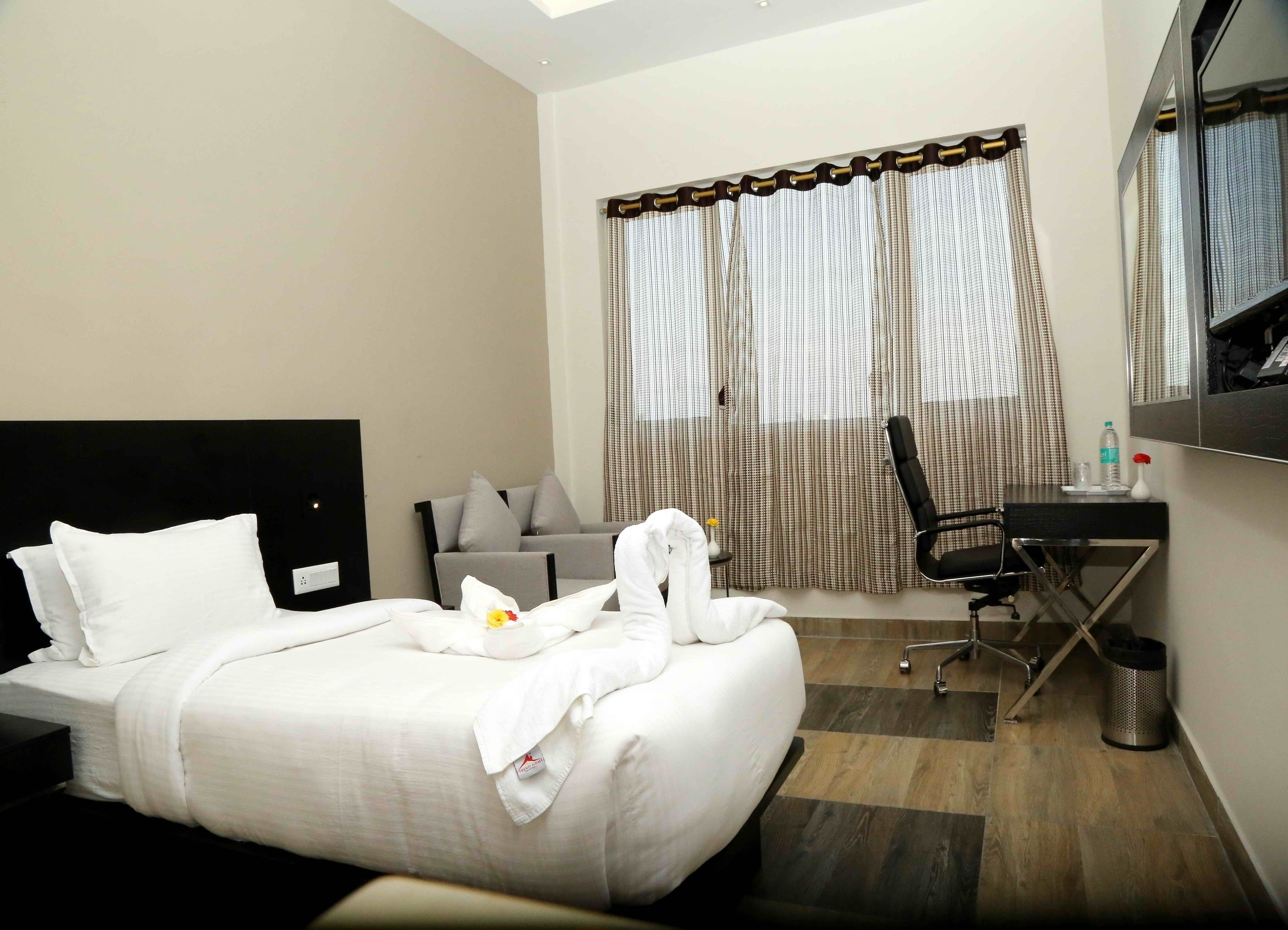 Deluxe Room, 1 King Bed | Premium bedding, minibar, in-room safe, desk