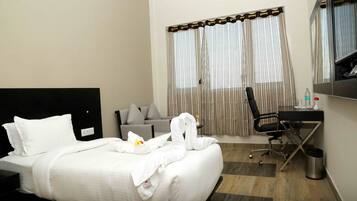 Deluxe Room, 1 King Bed | Premium bedding, minibar, in-room safe, desk