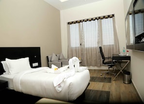 Deluxe Room, 1 King Bed | Premium bedding, minibar, in-room safe, desk - Queens Inn (Velankanni)