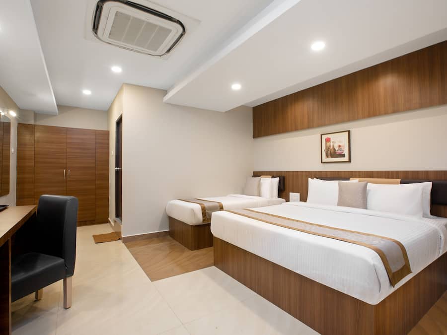 Chambre Triple Premium, plusieurs lits, non-fumeurs, réfrigérateur | Matelas mémoire de forme, minibar, coffres-forts dans les chambres