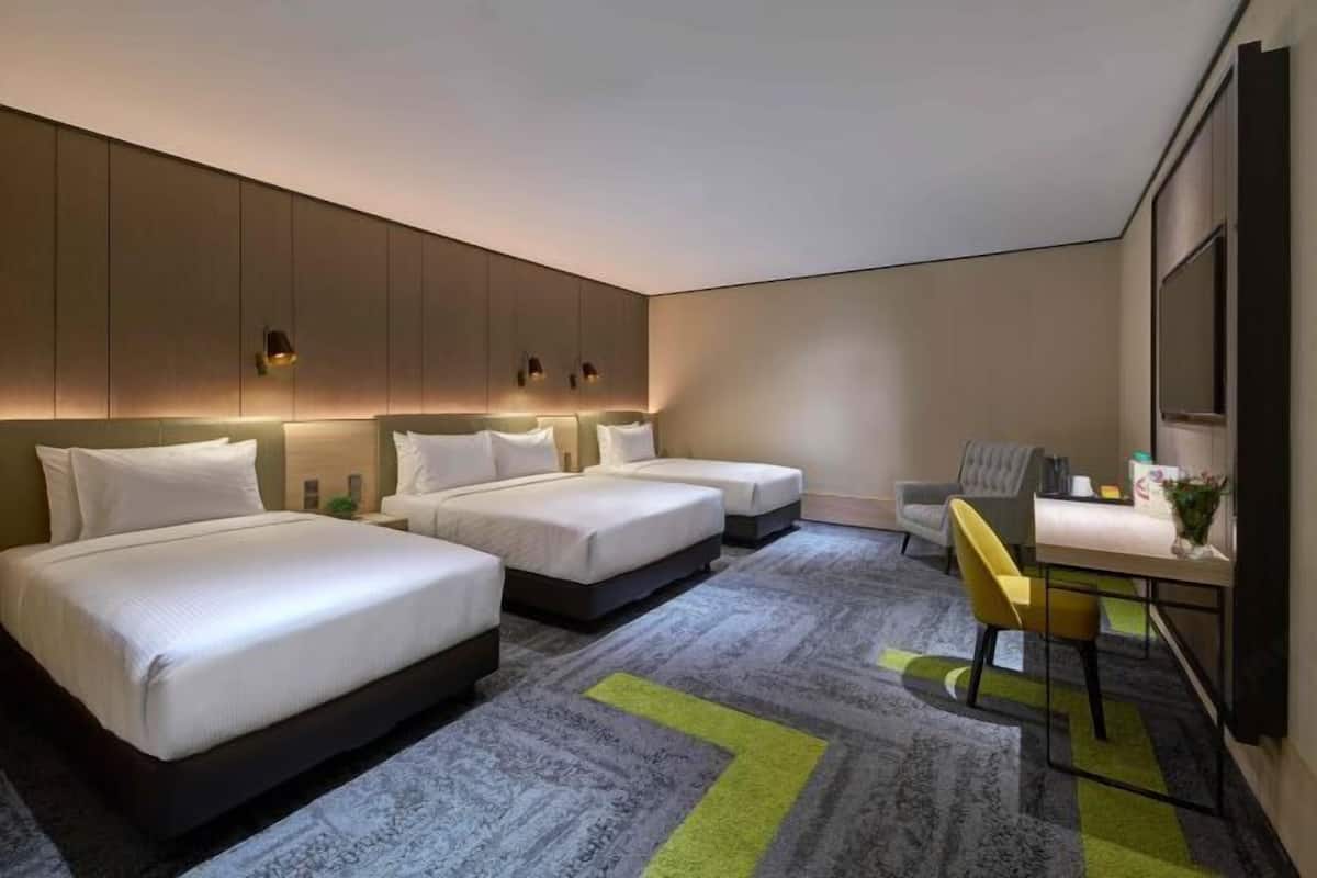 Premium bedding, desk, free WiFi
