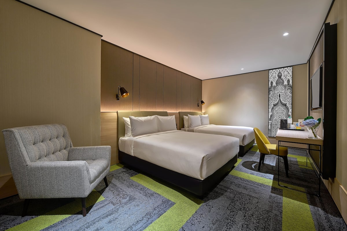 Premium bedding, desk, free WiFi