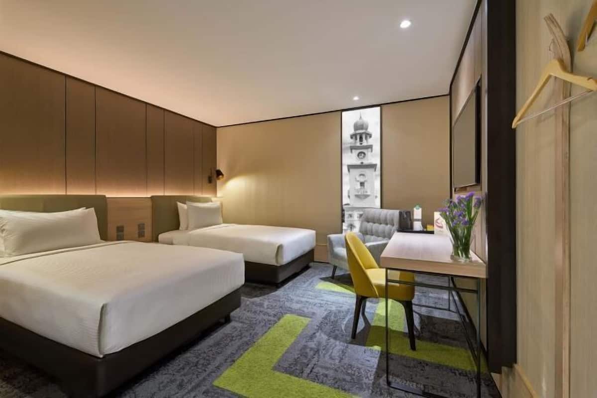 Premium bedding, desk, free WiFi