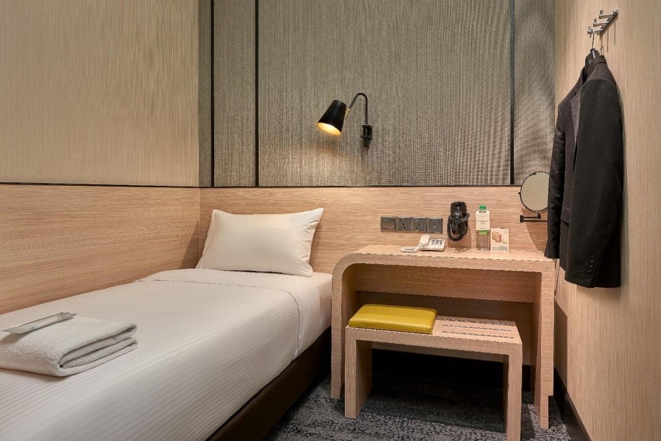 Premium bedding, desk, free WiFi