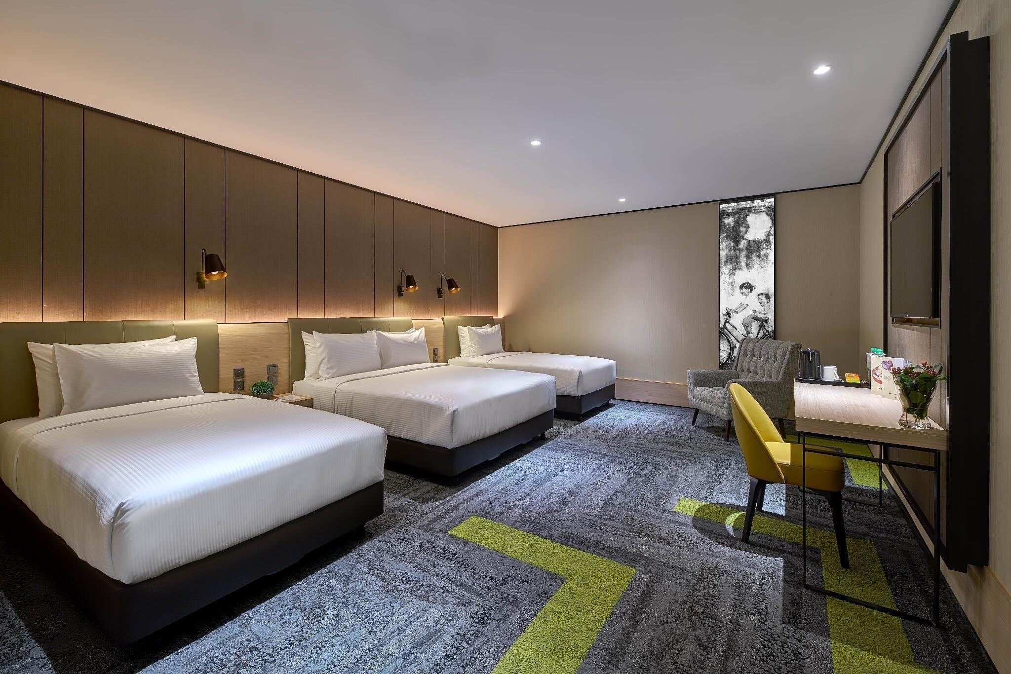 Premium bedding, desk, free WiFi