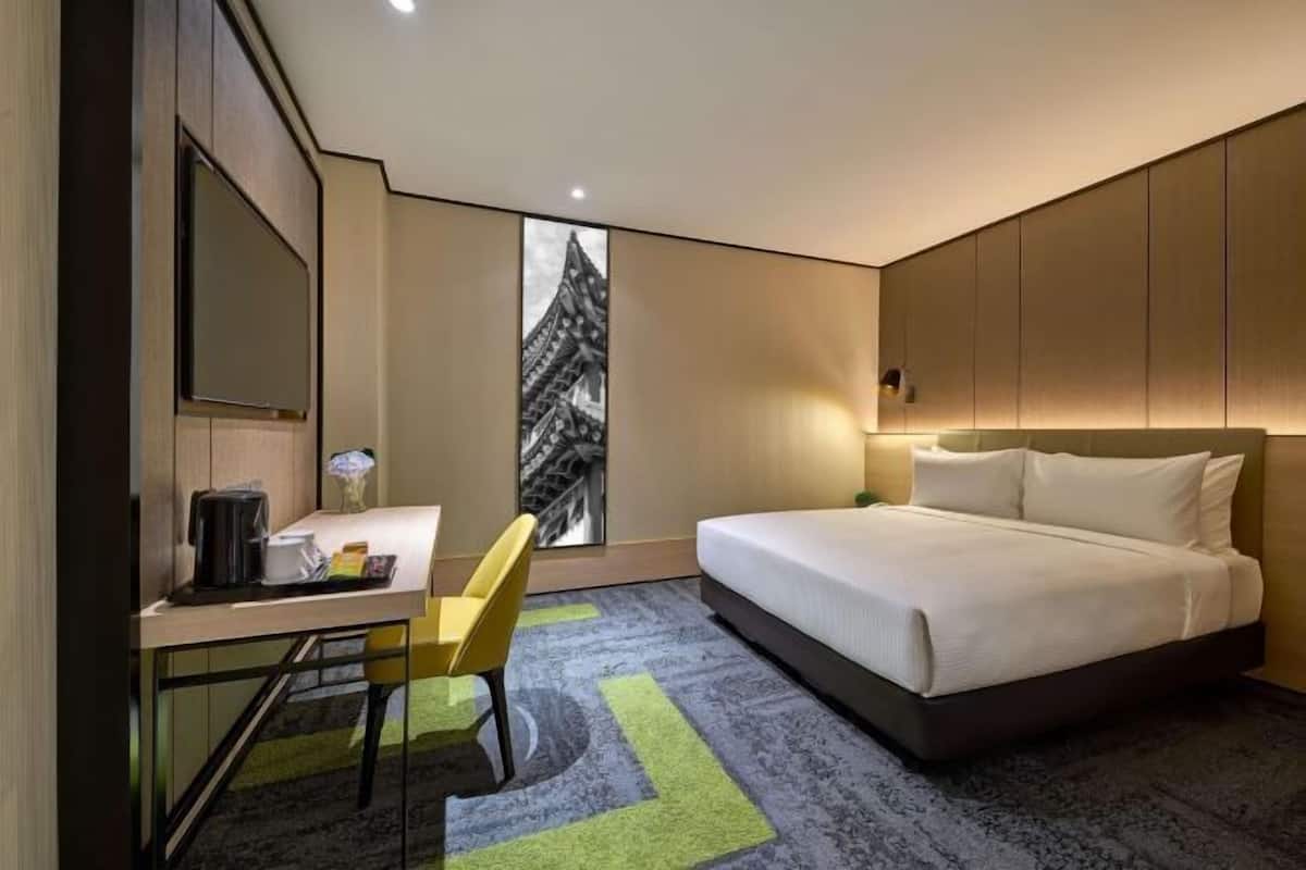 Premium bedding, desk, free WiFi