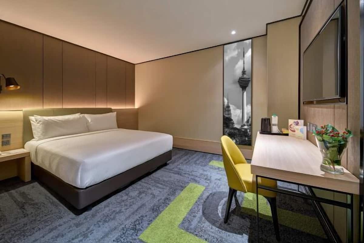 Premium bedding, desk, free WiFi