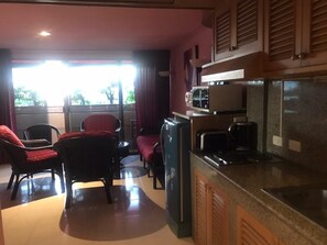Two Bedroom Apartment | 起居區 | 平面電視