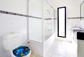 House, 3 Bedrooms | Bathroom | Separate bathtub and shower, free toiletries, hair dryer, towels - Hideaway Retreat Beach House with Pool (Hideaway Bay)