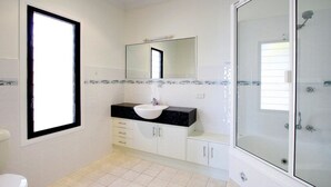 House, 3 Bedrooms | Bathroom | Separate tub and shower, free toiletries, hair dryer, towels