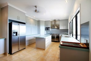 House, 3 Bedrooms - Hideaway Retreat Beach House with Pool (Hideaway Bay)