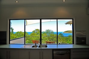 House, 3 Bedrooms | Private kitchen