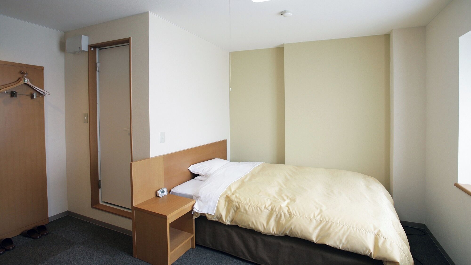 Desk, laptop workspace, iron/ironing board, WiFi (free)