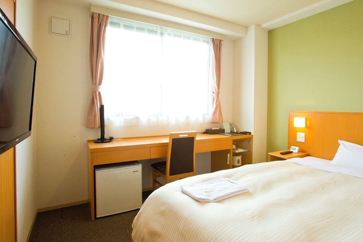 Desk, laptop workspace, iron/ironing board, WiFi (free)