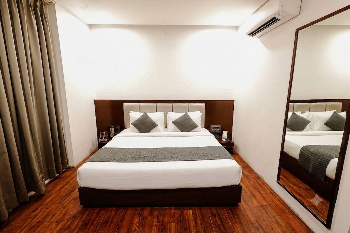 Executive Room | Premium bedding, in-room safe, desk, soundproofing