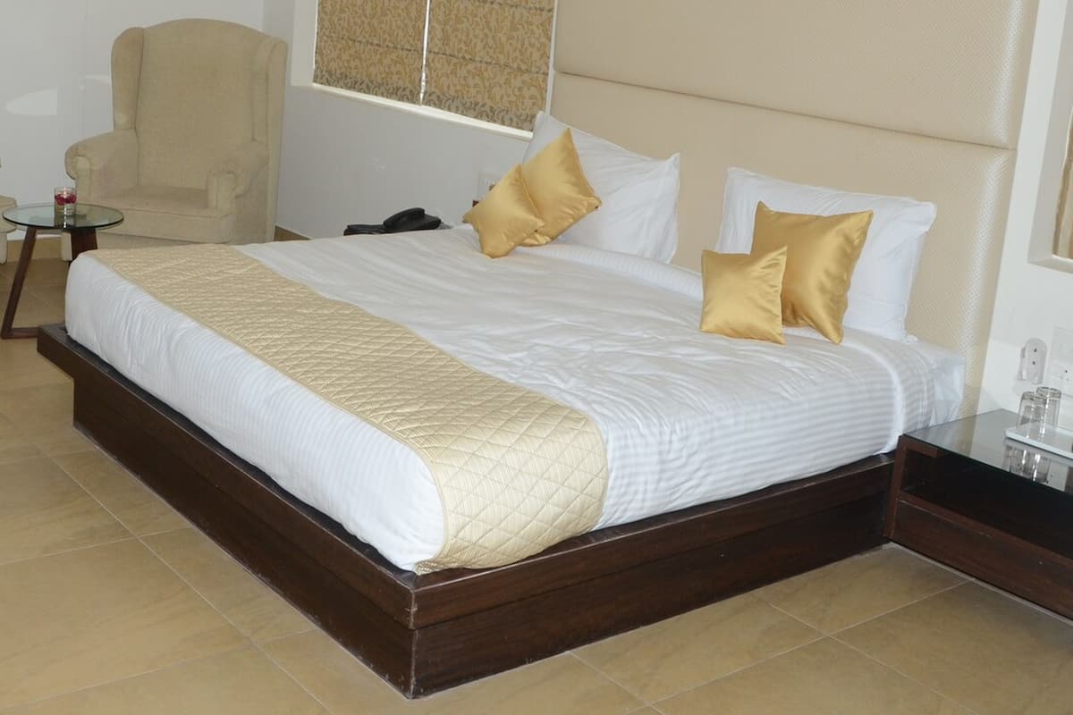 Premium Room, 1 Bedroom | 1 bedroom, premium bedding, in-room safe, desk