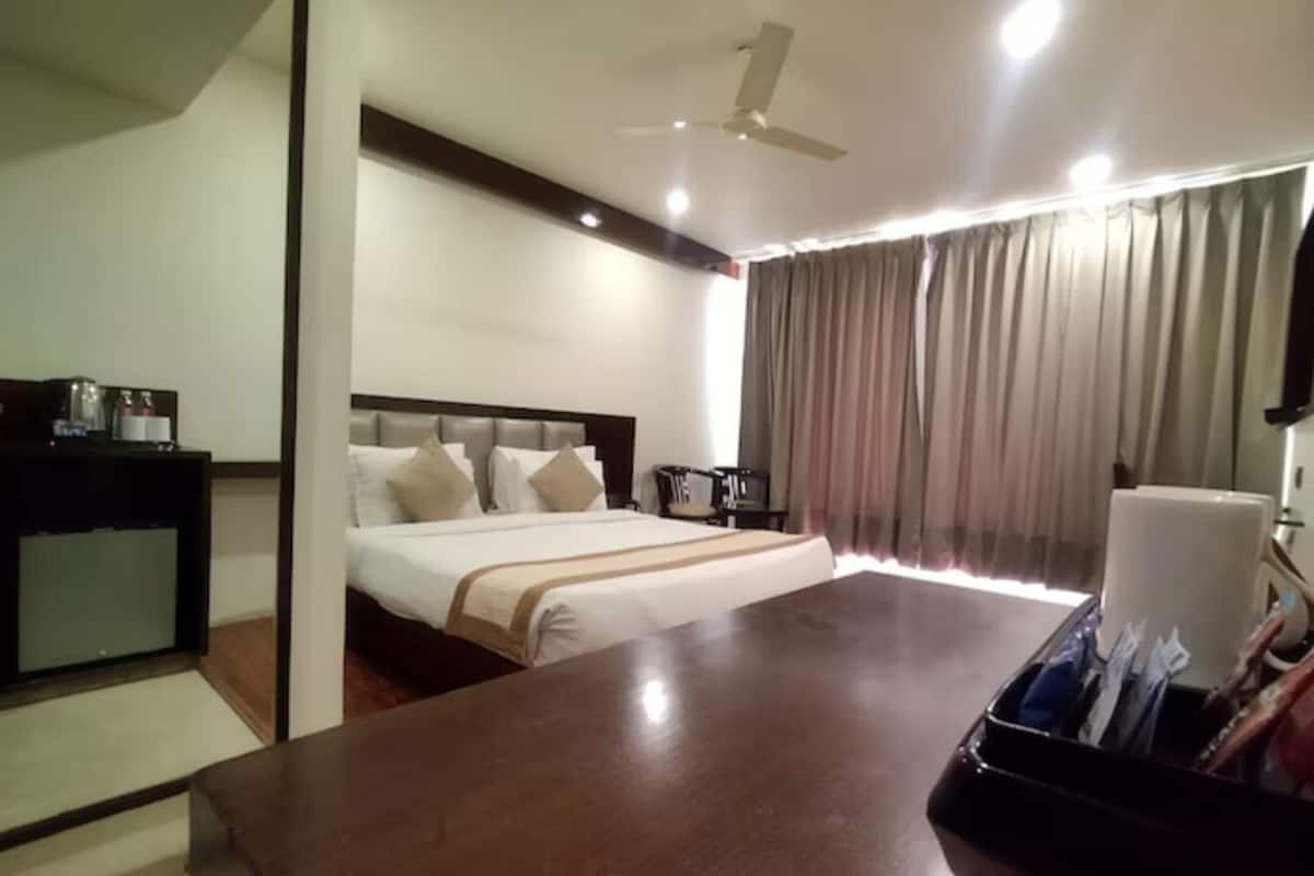 Luxury Room | 1 bedroom, premium bedding, in-room safe, desk