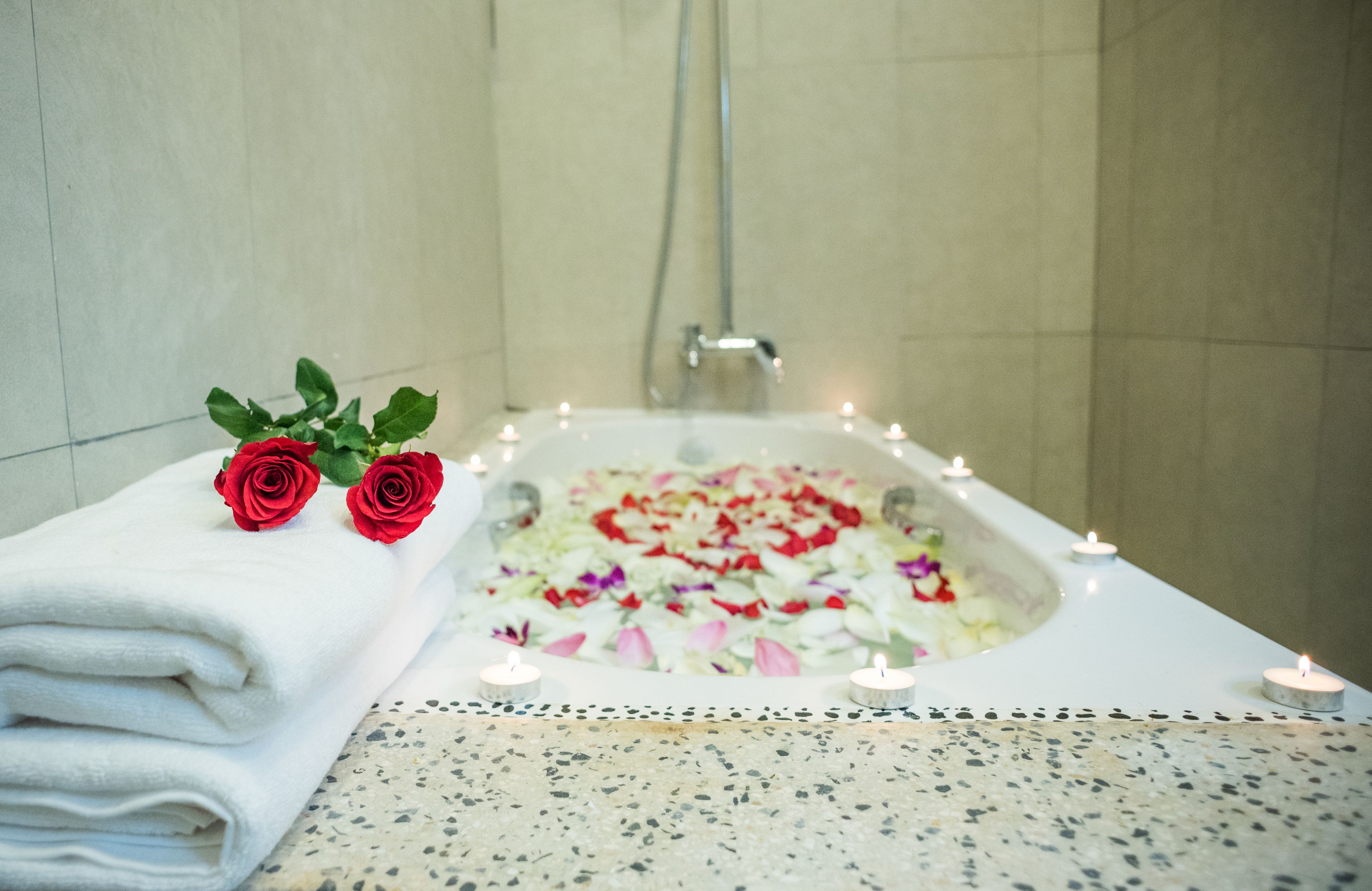 deluxe double or twin room, pool view | bathroom | jetted bath, free toiletries, hair dryer, slippers