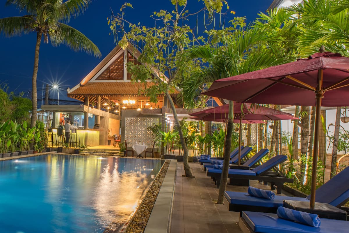 Deluxe Pool View with Balcony-Free Pickup | Living area