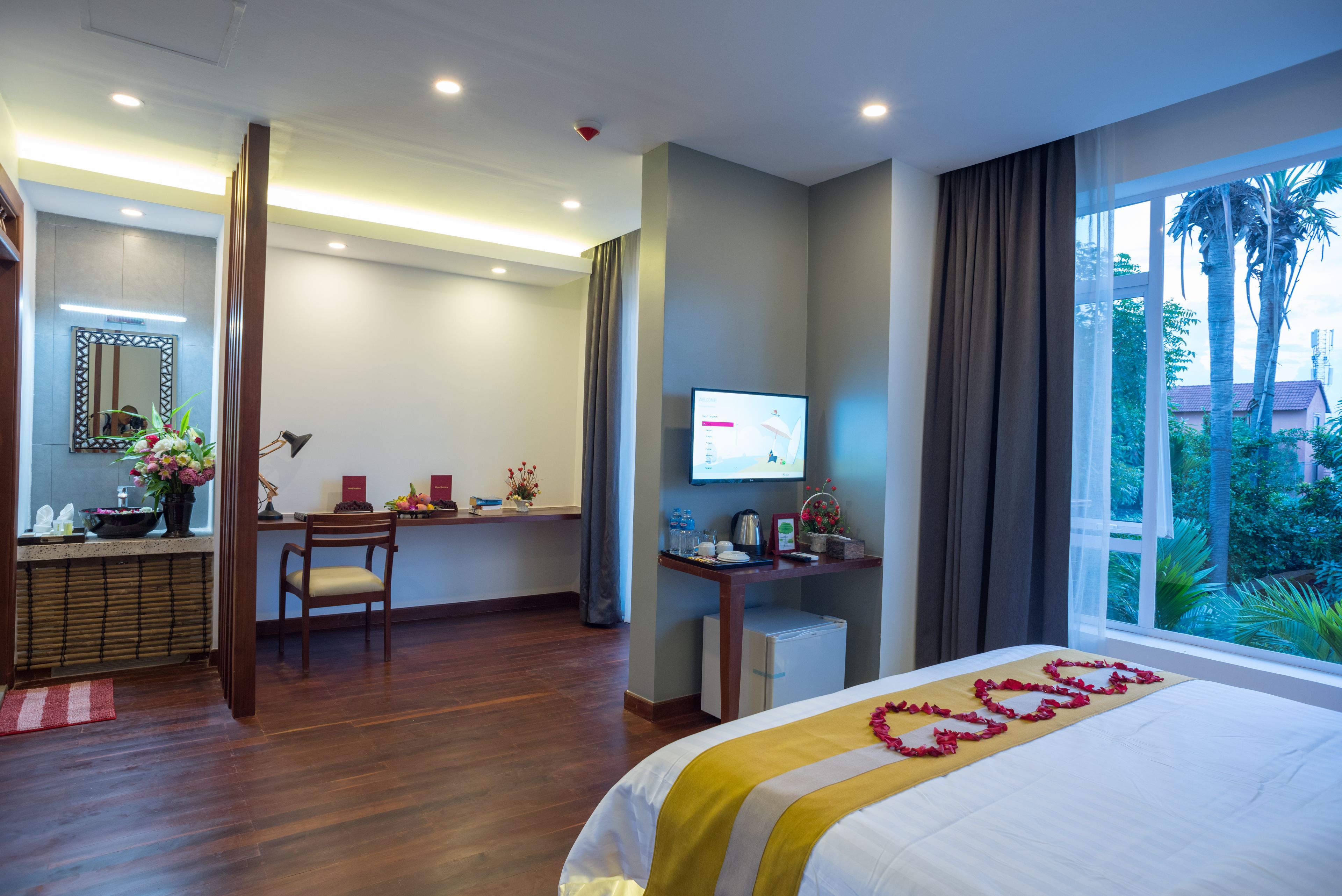 deluxe pool view with balcony-free pickup | 1 bedroom, minibar, in-room safe, desk