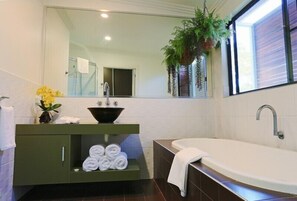 House, 4 Bedrooms | Bathroom | Separate tub and shower, free toiletries, hair dryer, towels - Hilltop Views (Cannonvale)