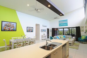 House, 4 Bedrooms | Private kitchen