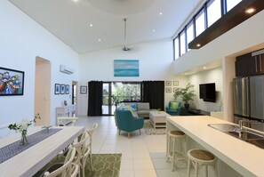 Living area - Hilltop Views (Cannonvale)