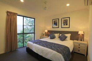4 bedrooms, iron/ironing board, free WiFi, bed sheets - Hilltop Views (Cannonvale)