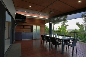 House, 4 Bedrooms | Balcony