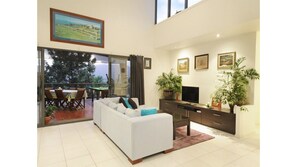 Living area - Hilltop Views (Cannonvale)