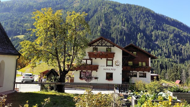A mountain lodge with a balcony and a sign reading "Apart Bergland." - Apart Bergland (Kaunertal)