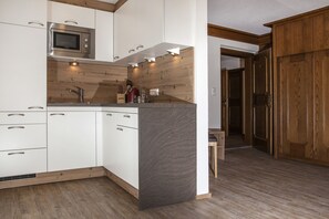 Lägenhet (Verpeil) | Eget pentry | Stort kylskåp, mikrovågsugn, ugn och spishäll