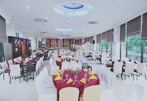 Breakfast, lunch, dinner served; local and international cuisine