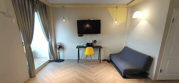 Escritorio, cortinas blackout, wifi gratis y ropa de cama 