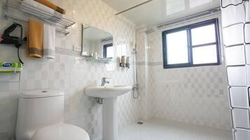 Ducha, artículos de tocador gratuitos, secador de pelo, pantuflas