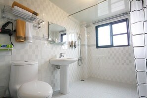 Doppia Standard | Bagno | Doccia, set di cortesia gratuito, asciugacapelli, pantofole