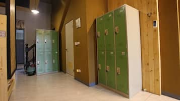Dormitorio compartido, baño compartido | Servicio de la habitación