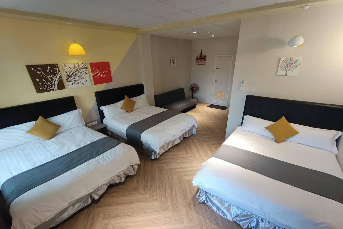 Camera Comfort, vista città, ad angolo | Una scrivania, tende oscuranti, Wi-Fi gratuito, lenzuola