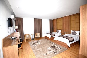 客房内保险箱、办公桌、遮光窗帘、熨斗/熨衣板