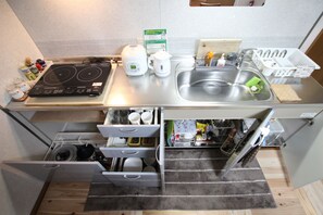 ハウス | 専用キッチン | 冷蔵庫、電子レンジ、コンロ、電気ポット