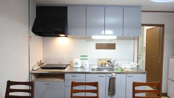 House | Private kitchen | Fridge, microwave, stovetop, electric kettle