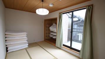 House | 3 bedrooms, desk, blackout drapes, iron/ironing board