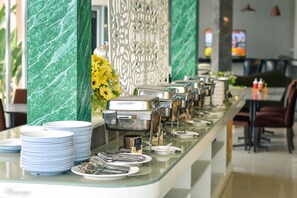 Breakfast, lunch, dinner served; Thai cuisine